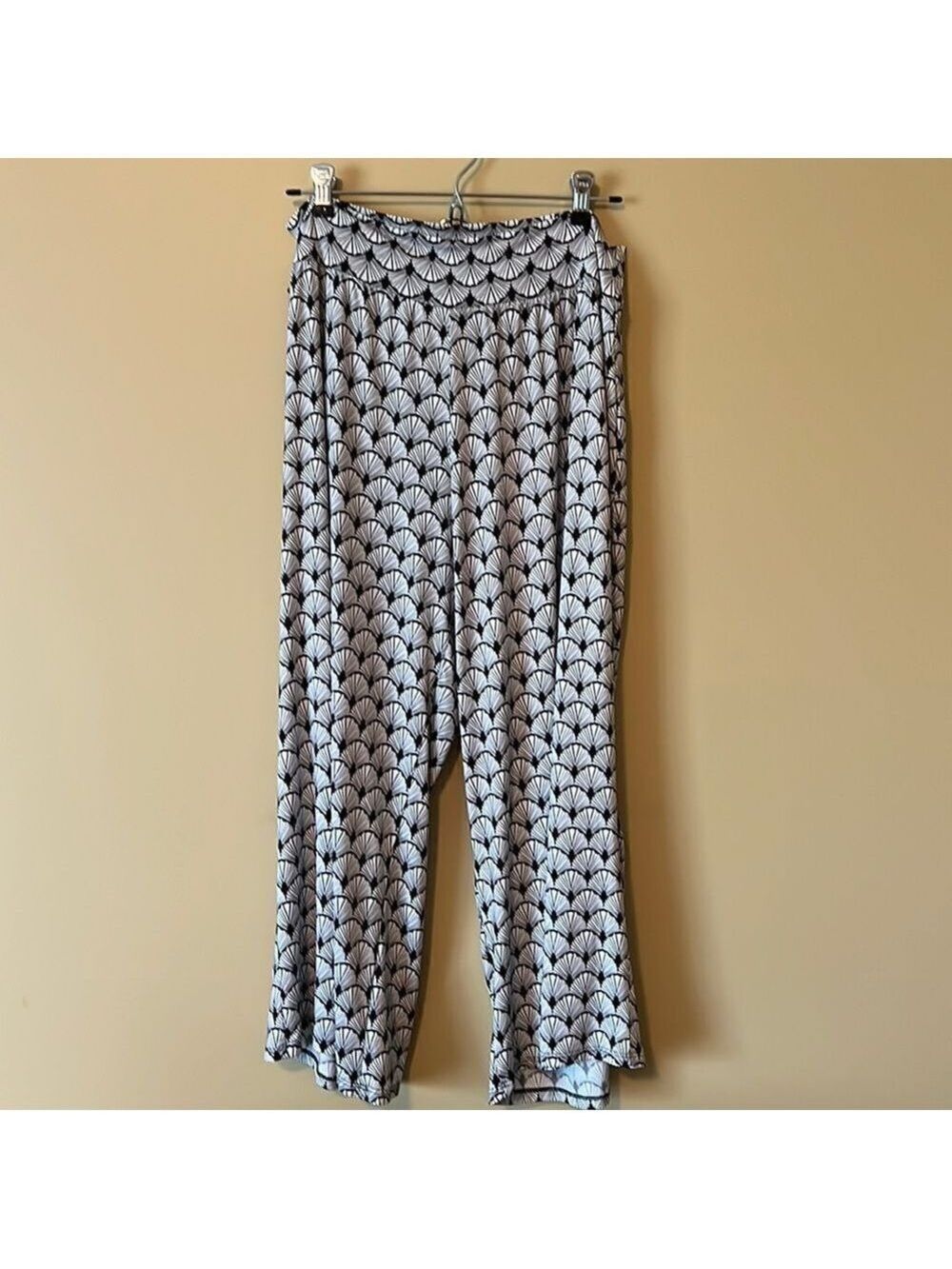 CLARA SUN WOO cropped palazzo pants. Black / white shell pattern. 1x